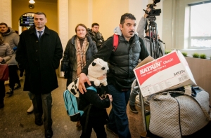 Размещенные в доме литовского политика беженцы уехали в Швецию