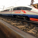 Петербурженка пробила дверь автобуса, чтобы успеть на поезд