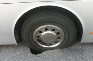 В центре Риги под автобусом провалился асфальт