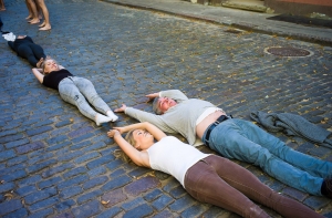 Поэт Орлуша прилег на одной из улиц Старой Риги