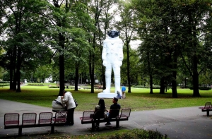 В парке Кронвалда появилась обезьяна в скафандре