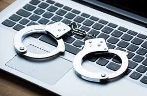 Опрос: почти половина латвийцев оправдывает пиратство