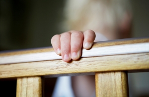 В Риге женщина оставила двухлетнего ребенка у знакомых и исчезла