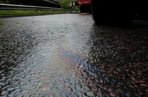 Мужчина в Бабите прицепился к фуре, чтобы убежать от расправы