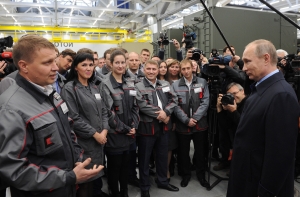 «Ты чего такой серьезный?»: шутка Путина на российском заводе стала мемом