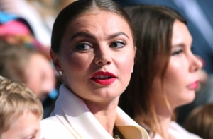 Алина Кабаева вышла в свет с обручальным кольцом