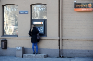 Латвийские банки призывают жителей узнать их политическую значимость