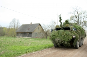 Военные НАТО смогут пересекать границу Латвии с заряженным оружием
