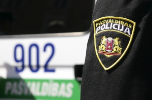 Полиция изъяла ребенка у матери, которая пила четыре дня подряд