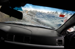 В Смилтене перевернулся автомобиль с молодыми людьми