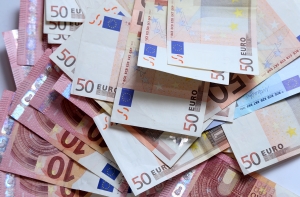 Минфин: сделки выше 7200 евро - большая редкость для Латвии