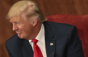 Бренд Gucci создал тапочки «с прической Трампа»