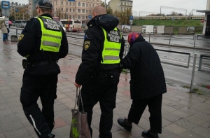 Жителей Латвии растрогал поступок рижских полицейских