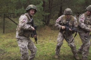 Земессарги под песню Тимберлейка станцевали с автоматами в лесу