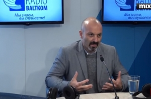 Американский писатель: в отличие от США, в России - авторитарный режим