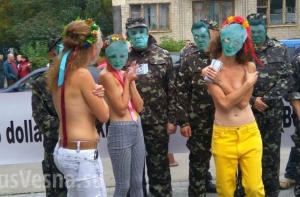 Полуголые активистки Femen и бойцы «Торнадо» пикетируют посольство США в Киеве