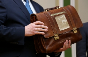 Минфин: в 2017 году обделенных отраслей в Латвии не будет