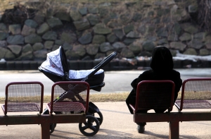 В Адажи автомашина наехала на детскую коляску с младенцем