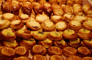 Жалоба на магазин в Яунолайне: сотрудница трогала и обнюхивала булочки