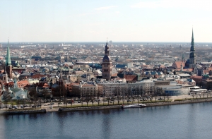 Голый норвежец разбил стекло в баре Старой Риги