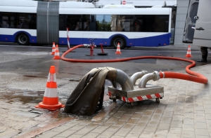 Авария водопровода: в центре Риги мутная вода