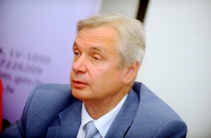 Меньше всего латвийцы хотели бы доверить свой семейный бюджет Шадурскису