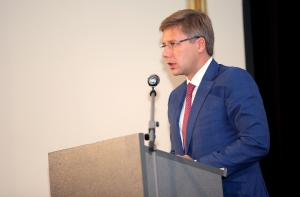 Ушаков: происходящее в последнее время все больше напоминает эпоху «холодной войны»