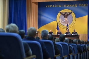 Порошенко выступил на фоне пронзающей Россию мечом украинской совы-разведчицы