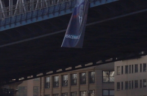 На мосту в Нью-Йорке появился баннер с портретом Путина