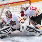 Российский хоккеист шайбой порвал сетку ворот в матче КХЛ