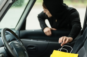 В Пардаугаве наркоман «обчистил» четыре машины