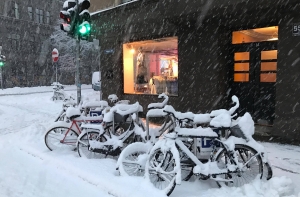 Снегопад вновь осложняет движение по Латвии