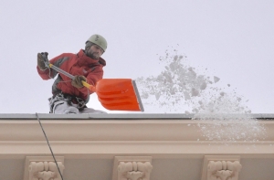 Четыре человека получили травмы от упавшего с крыш домов льда и снега