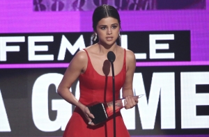 Названы самые стильные звезды церемонии American Music Awards
