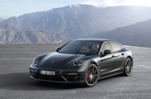 Дети Кадырова подарили Porsche Panamera своему тренеру по борьбе