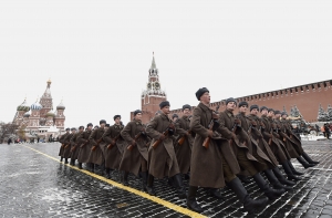 В Москве прошел марш в честь парада 1941 года