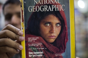 Пакистан депортирует афганку с обложки National Geographic