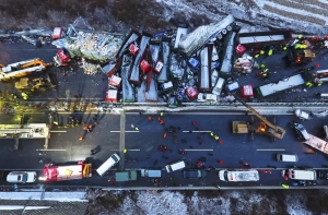 ДТП с 56 автомобилями в Китае: погибли по меньшей мере 17 человек