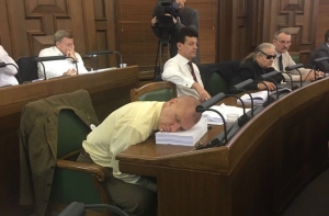 Спящие депутаты, футбол и «селфи»: как принимали бюджет 2017 года