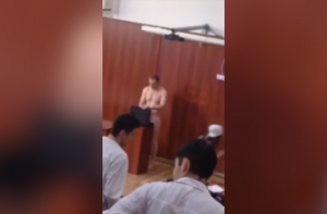 В Дагестане преподаватель внезапно разделся догола во время лекции
