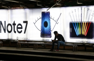 Стюардесса в костюме горящего Samsung стала звездой соцсетей