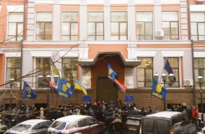 В Киеве проходит пикет против приема сирийских беженцев