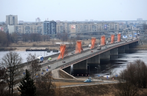 Из-за снега на эстакаде Южного моста введено ограничение скорости
