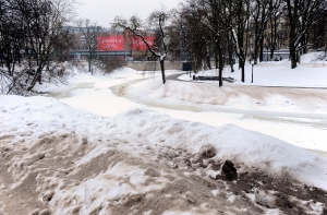 Из-за снега движение транспорта осложнено по всей Латвии