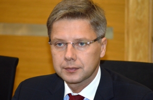 Ушаков просит жаловаться в полицию на заснеженные тротуары