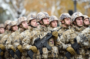 Тысячи людей пришли на военный парад у памятника Свободы