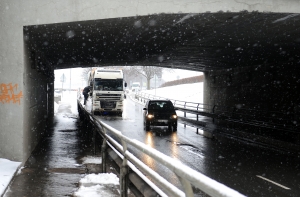 Под Каменным мостом застрял грузовик: движение ограничено