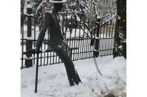 Снегоуборочная машина повредила памятник художнику Падегсу в Риге