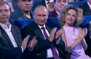 СМИ заинтересовались блондинкой, сидевшей рядом с Путиным на юбилее КВН