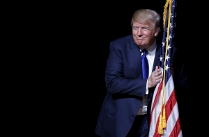 В комедийном телешоу показали поцелуй Трампа и Путина
